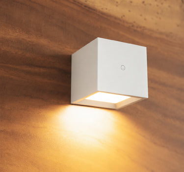 BOX 8 Wireless square wall-mounted light fitting for indoor use